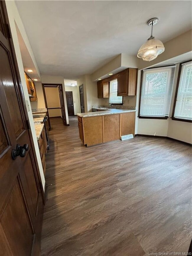 Building Photo - Golf course views in Floyds Knobs!