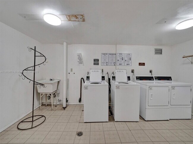 Building Photo - 1301 NE Miami Gardens Dr