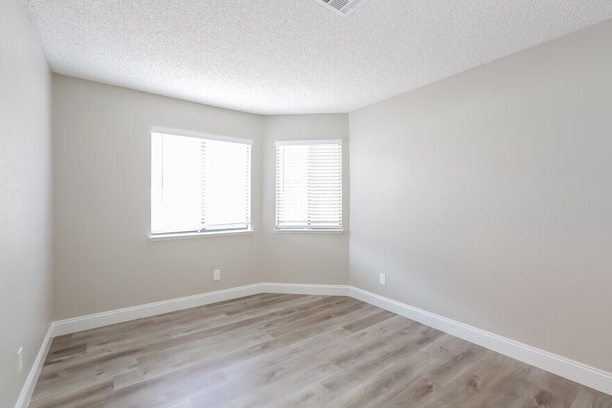 Building Photo - 3990 Avocado Dr