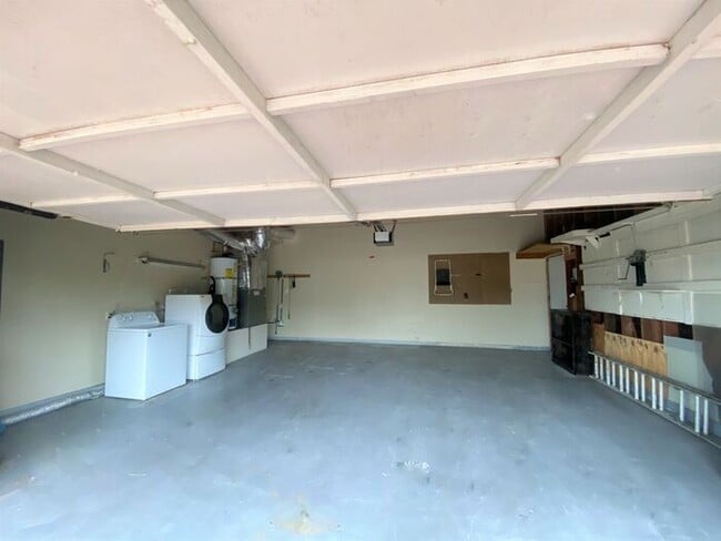 Building Photo - 3BR 3BA home, located in beautiful Solana Beach! Spacious layout with lush landscape