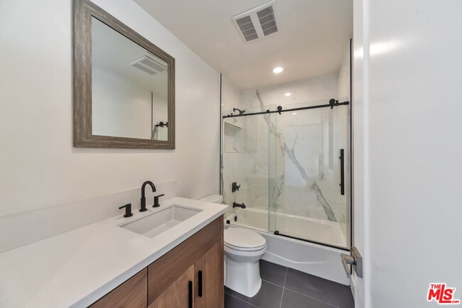 Building Photo - 1022 Masselin Ave