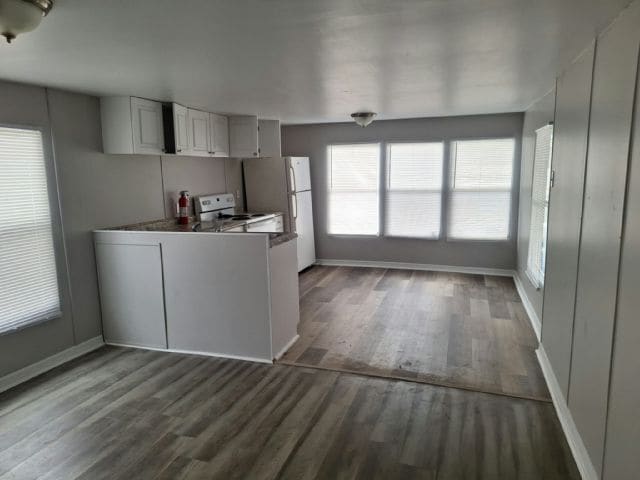 Building Photo - 4943 E Hillsborough Ave