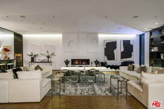 Building Photo - 809 N Rexford Dr