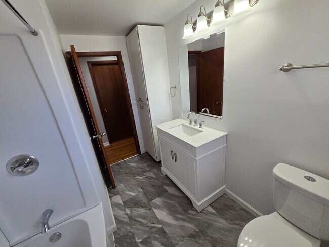 Building Photo - 3-4 bedroom ranch with attached garage, fe...
