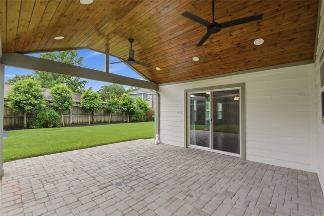 Building Photo - 2207 Saxon Dr
