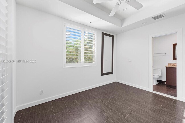 Building Photo - 348 Elm St