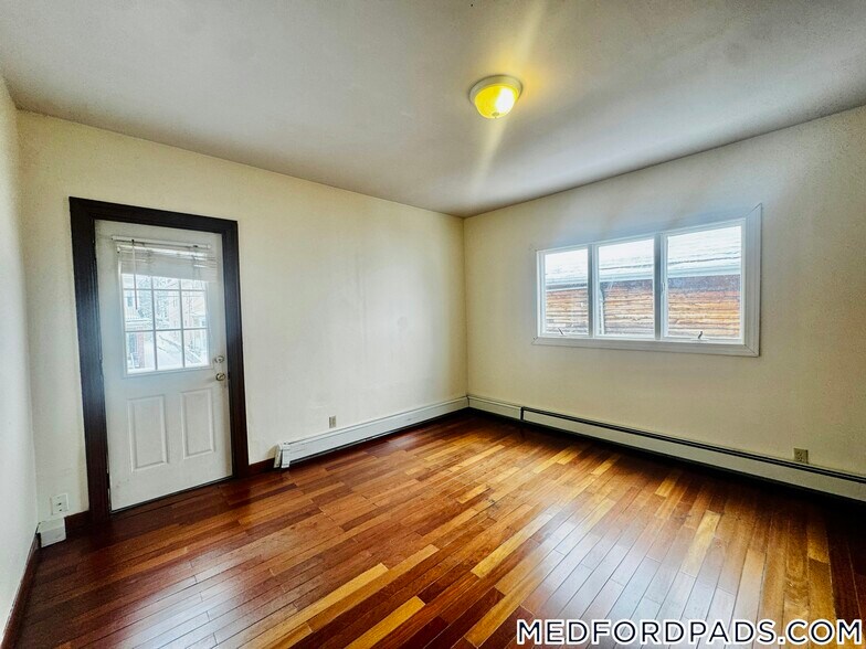 Building Photo - 569 Main St