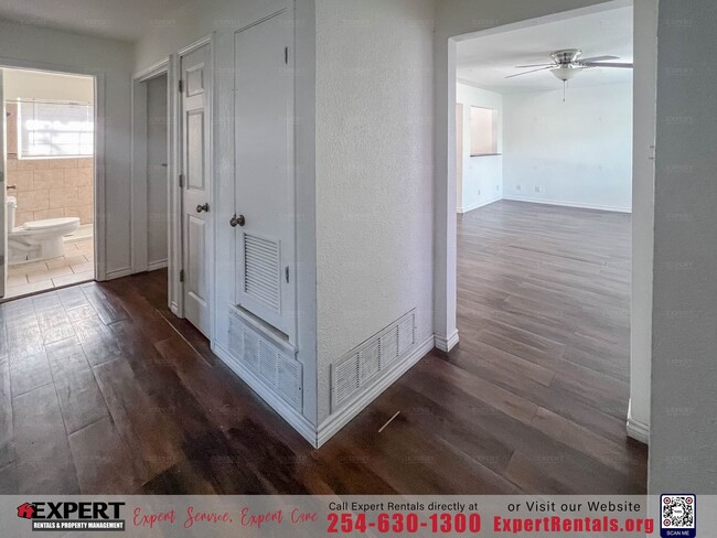 Building Photo - Comfortable Living and Easy Access!