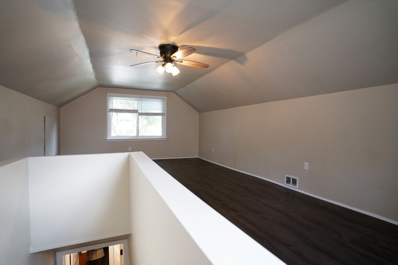 Building Photo - This beautifully updated 3-bedroom, 1-bath...