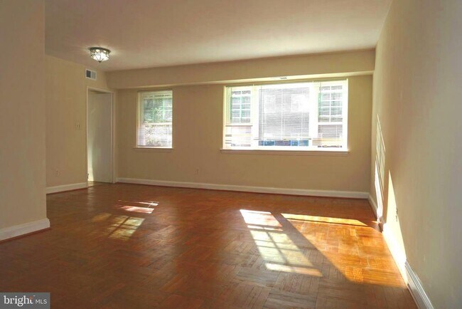 Building Photo - 1322 Fort Myer Dr