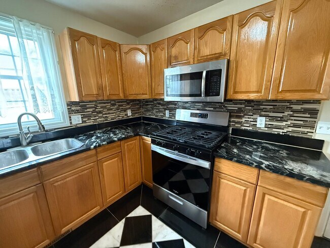 Building Photo - Three Bedroom, Single Family Home Located in Springfield's Pine Point Neighborhood!