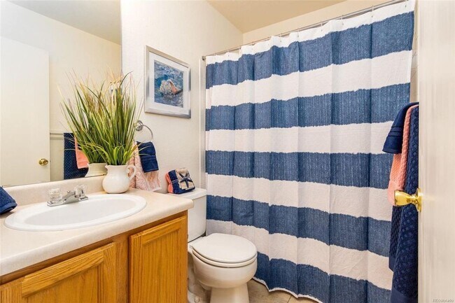 Building Photo - AMAZING 4 Bed 4 Bath Single Family Home in...