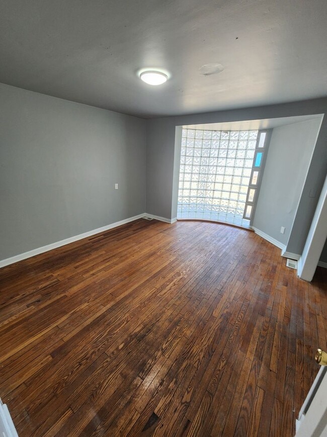 Building Photo - NWR 5110, 5112, 5114