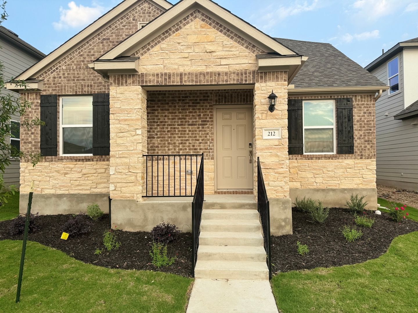 Building Photo - 212 Flowers Ave