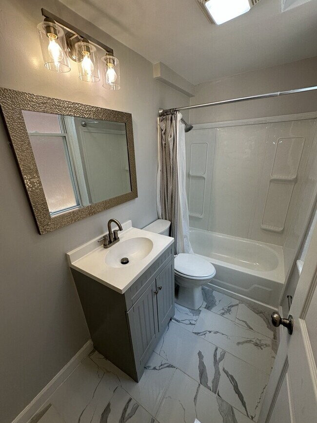 Building Photo - 2153 Loth St