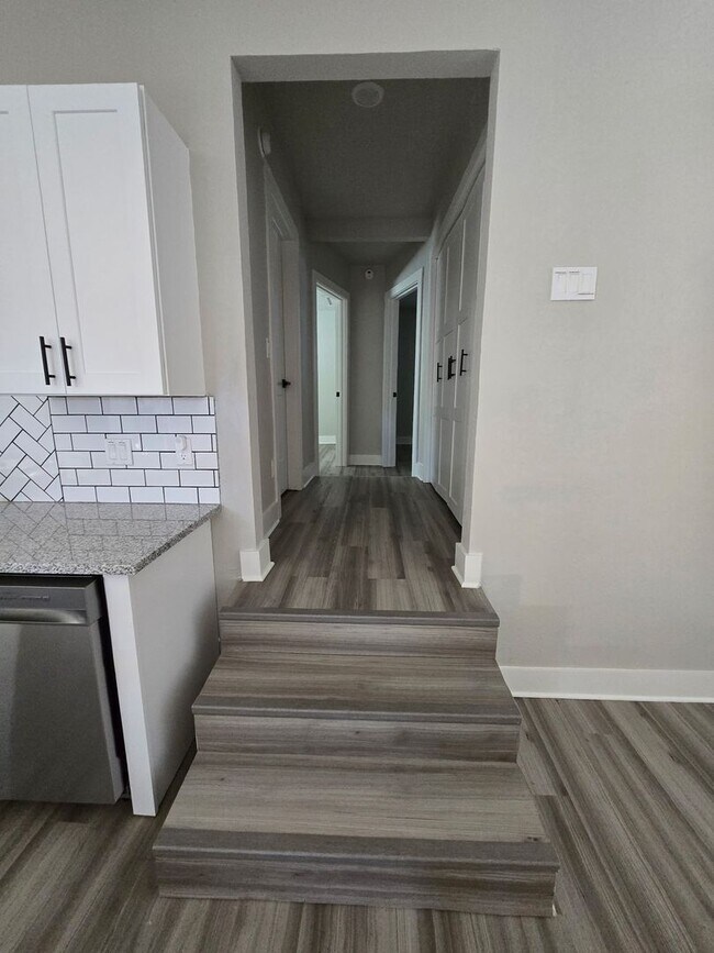 Building Photo - 3 Bed 2 Bath Apartment