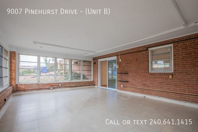 Building Photo - 9007 Pinehurst Dr