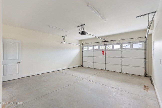 Building Photo - Powell 37849 - 4 Bedroom, 3 bath Condo - Contact Lisa Vineyard and Shannon Russell (865) 216-9334