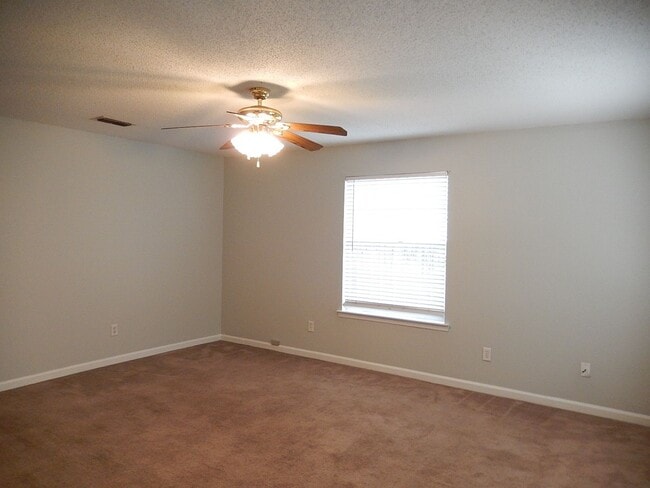 Building Photo - LOVELY & Spacious 3/2 Twn, New Plank Floor...