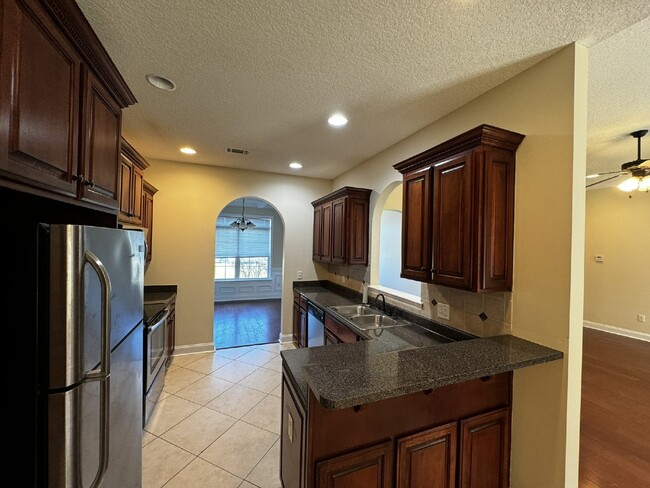 Building Photo - House for Rent