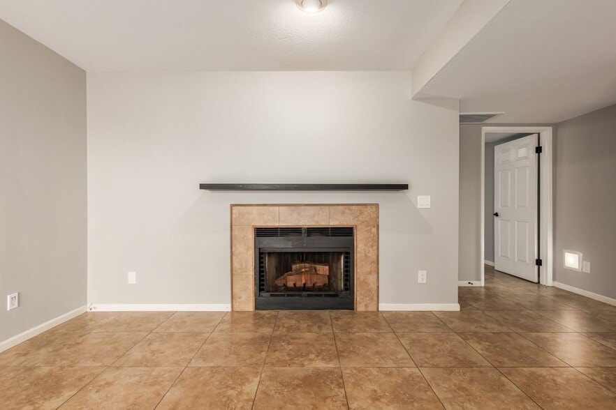 Building Photo - 850 S River Dr