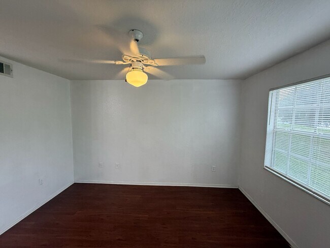 Building Photo - 13941 Fairway Island Dr