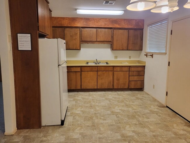 Building Photo - 2 bedroom 2 bath House for Rent in Cave Junction