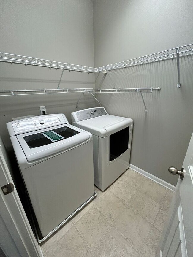 Building Photo - Spacious 5-Bedroom Home with Modern Amenit...