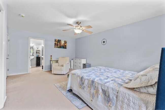 Building Photo - 14 Meadowpark Ave N