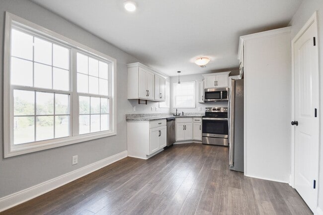 Building Photo - Pet Friendly Four Bedroom with Basement!