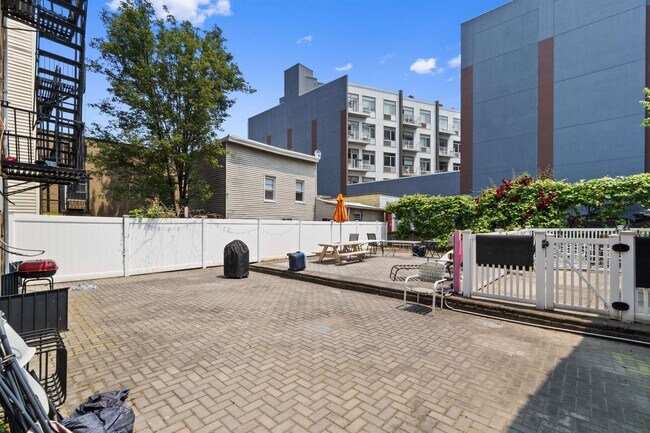 Building Photo - 14 Coles St