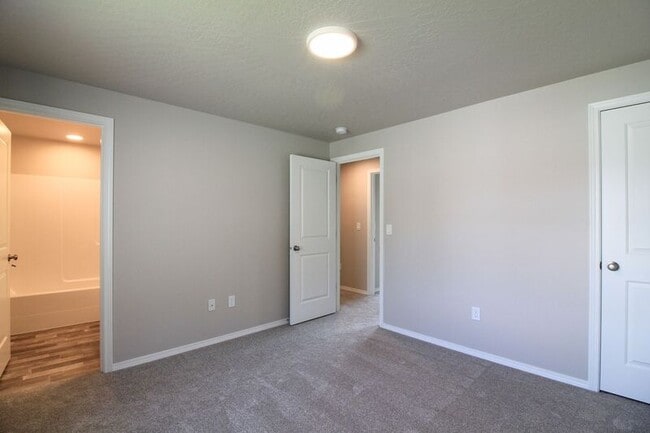 Building Photo - 5412 W Ella St