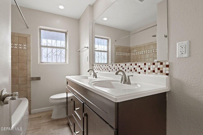 Building Photo - 921 Ash Ln
