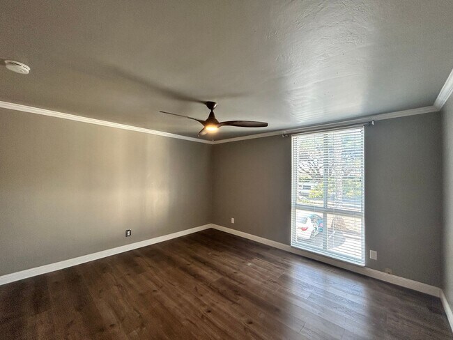 Building Photo - Beautiful 1BD/1BA W/ Reserved Parking and Laundry On-Site in La Jolla!