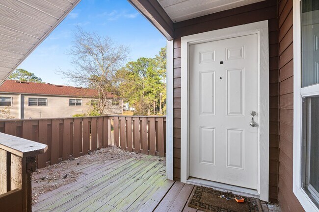 Building Photo - 2 Bed 1.5 Bath Condo