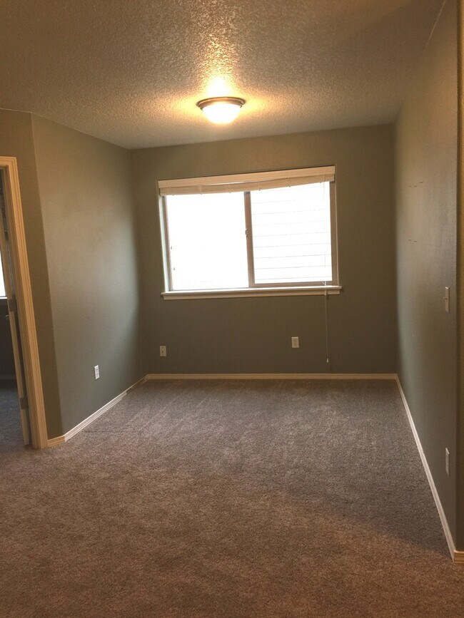 Building Photo - Spacious 3-Bedroom, 2.5-Bath Home in a Con...