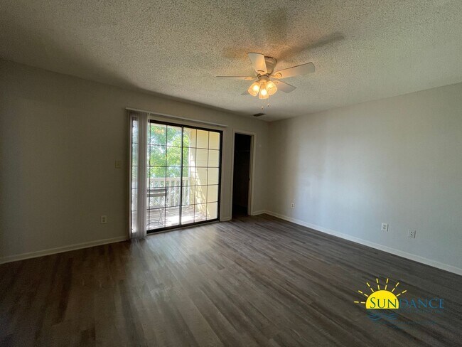 Building Photo - Stunning 3 Bedroom Townhome in Shalimar!