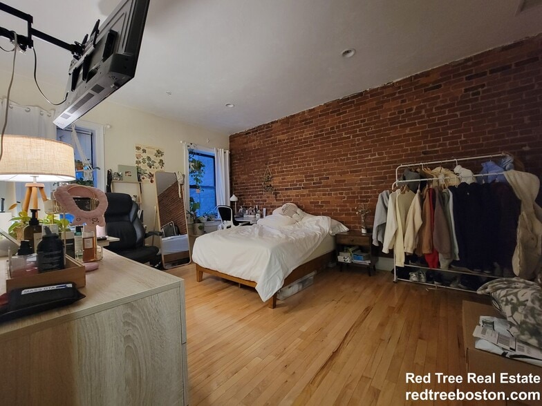 Building Photo - 1203 Beacon St