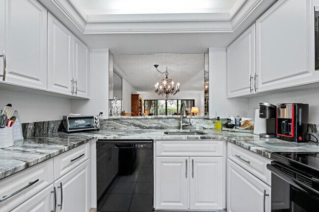 Building Photo - 5153 Oakhill Ln