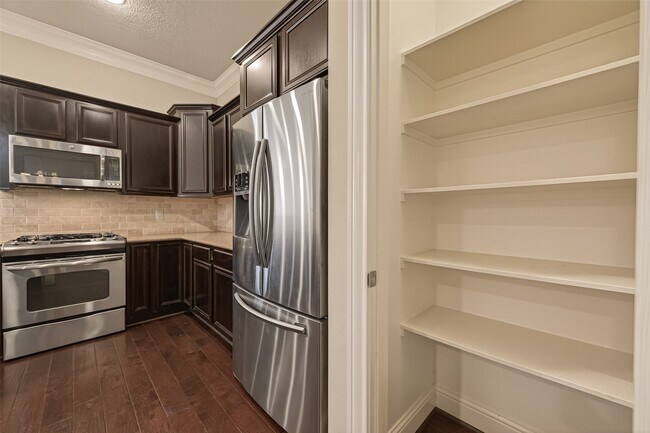 Building Photo - 5708 Petty St