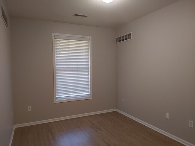 Building Photo - $1,550 | 2 Bedroom, 2 Bathroom Condo | No ...