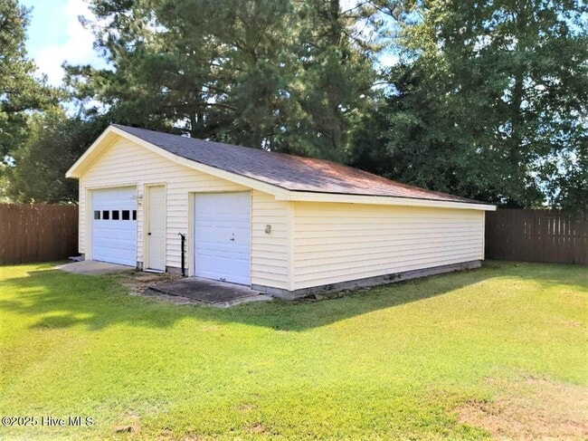 Building Photo - 304 Beech Ln