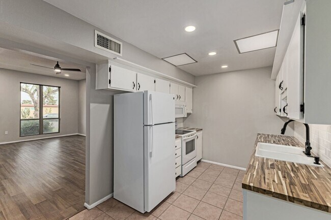 Building Photo - Updated condo in Sun City!