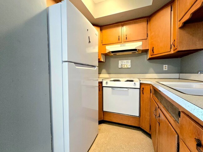 Building Photo - 1609 Lincolnway W