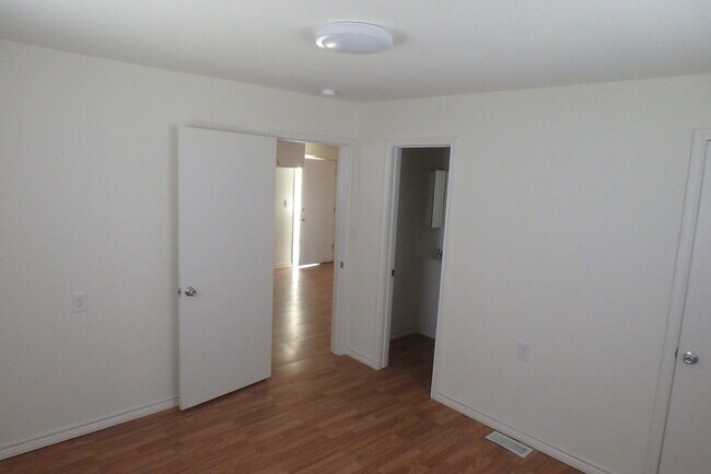 Building Photo - Four bedrooms Two bathrooms house in count...