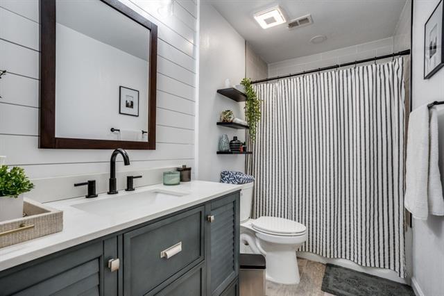 Building Photo - 611 Creekwood Ln