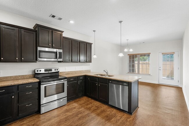 Building Photo - 102 Ledbury Cove