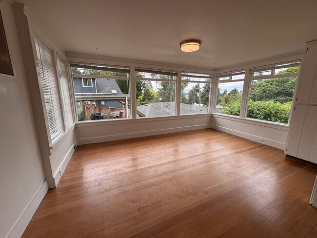Building Photo - Charming Three Bed West Seattle Vintage Home Near Lincoln Park and Puget Sound!