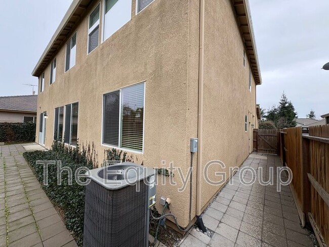 Building Photo - 3116 W Buena Vista Ave
