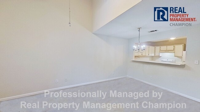 Building Photo - 3 Bedroom Townhome near Monkey Junction